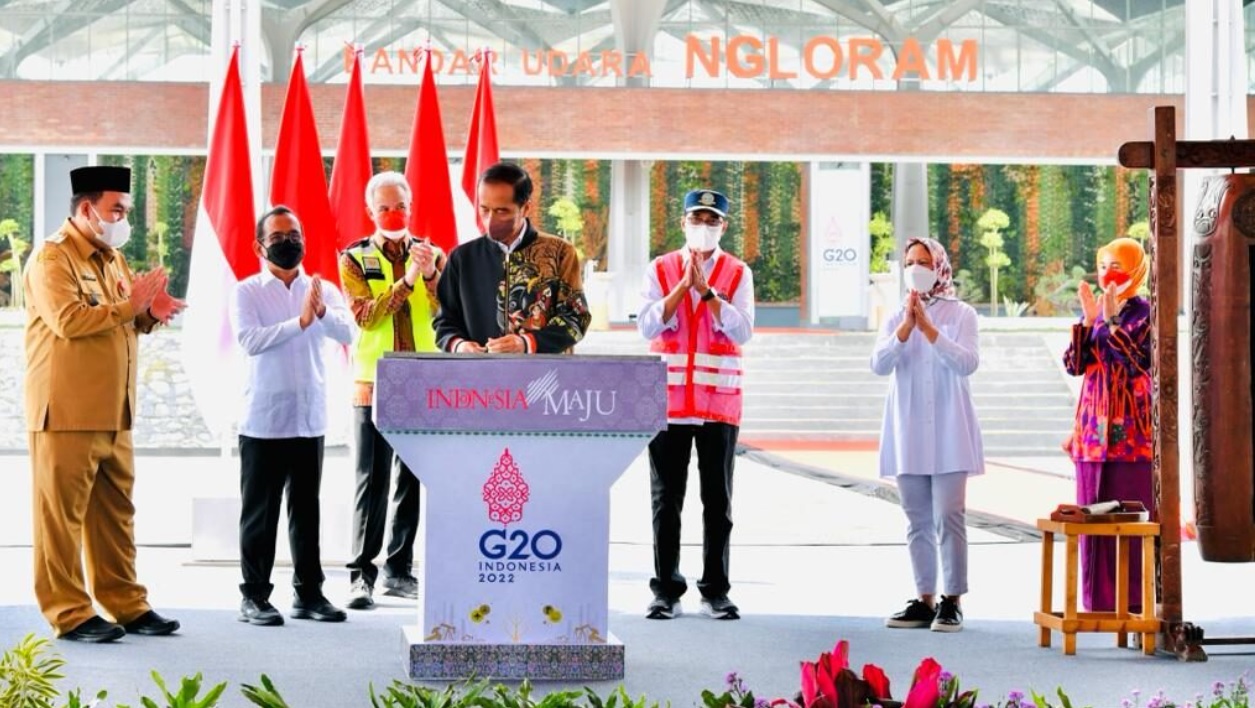 Presiden Joko Widodo bersama Ibu Iriana Joko Widodo meninjau sekaligus meresmikan Bandar Udara Ngloram, Kabupaten Blora, Jawa Tengah, pada Jumat, 17 Desember 2021. Foto: BPMI Setpres/Laily Rachev