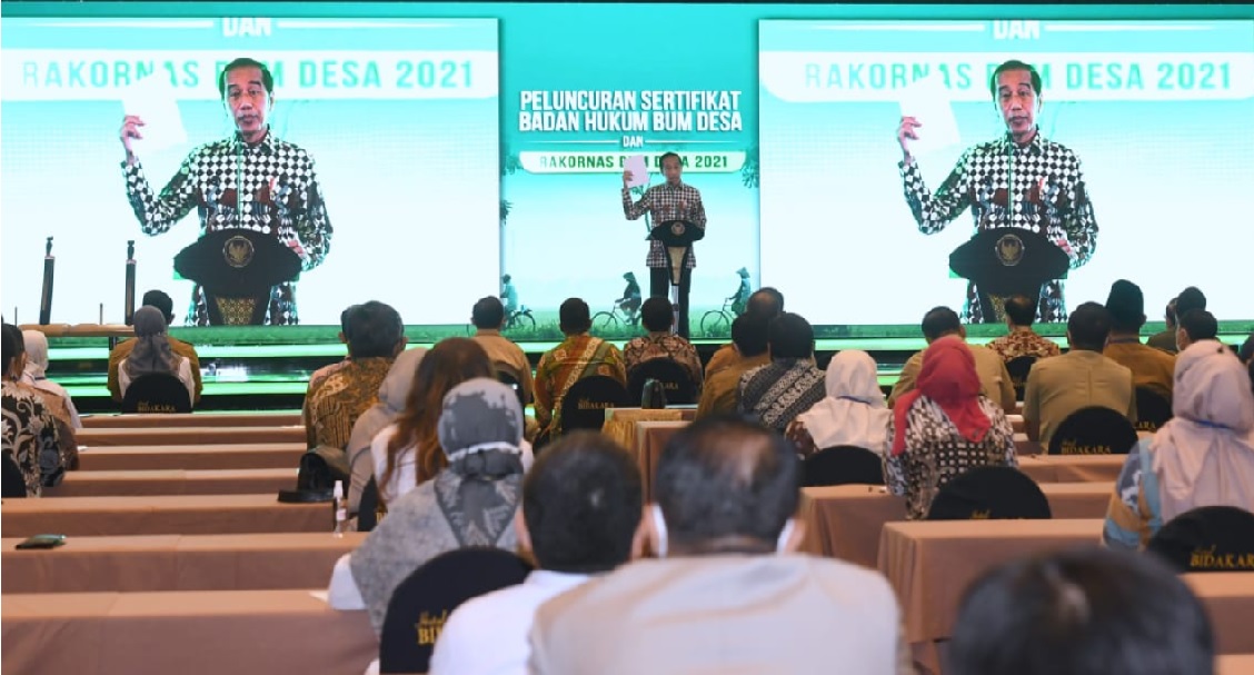 Presiden Joko Widodo memberikan sambutan dalam acara Peluncuran Sertifikat Badan Hukum BUM Desa dan Rakornas BUM Desa 2021 di Hotel Bidakara, Jakarta, pada Senin, 20 Desember 2021. Foto: BPMI Setpres/Rusman