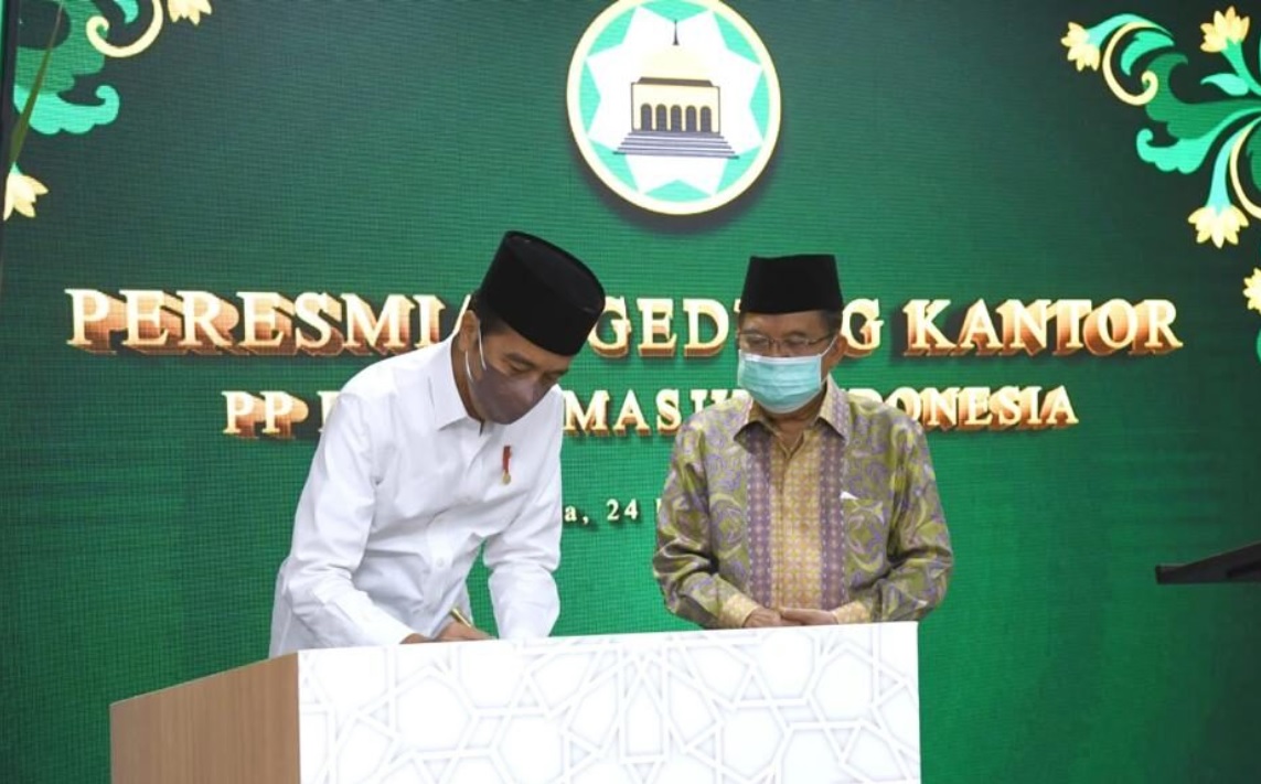Presiden Joko Widodo meresmikan gedung kantor Pimpinan Pusat Dewan Masjid Indonesia (DMI) yang berlokasi di Jalan Matraman Raya, Jakarta, pada Jumat, 24 Desember 2021