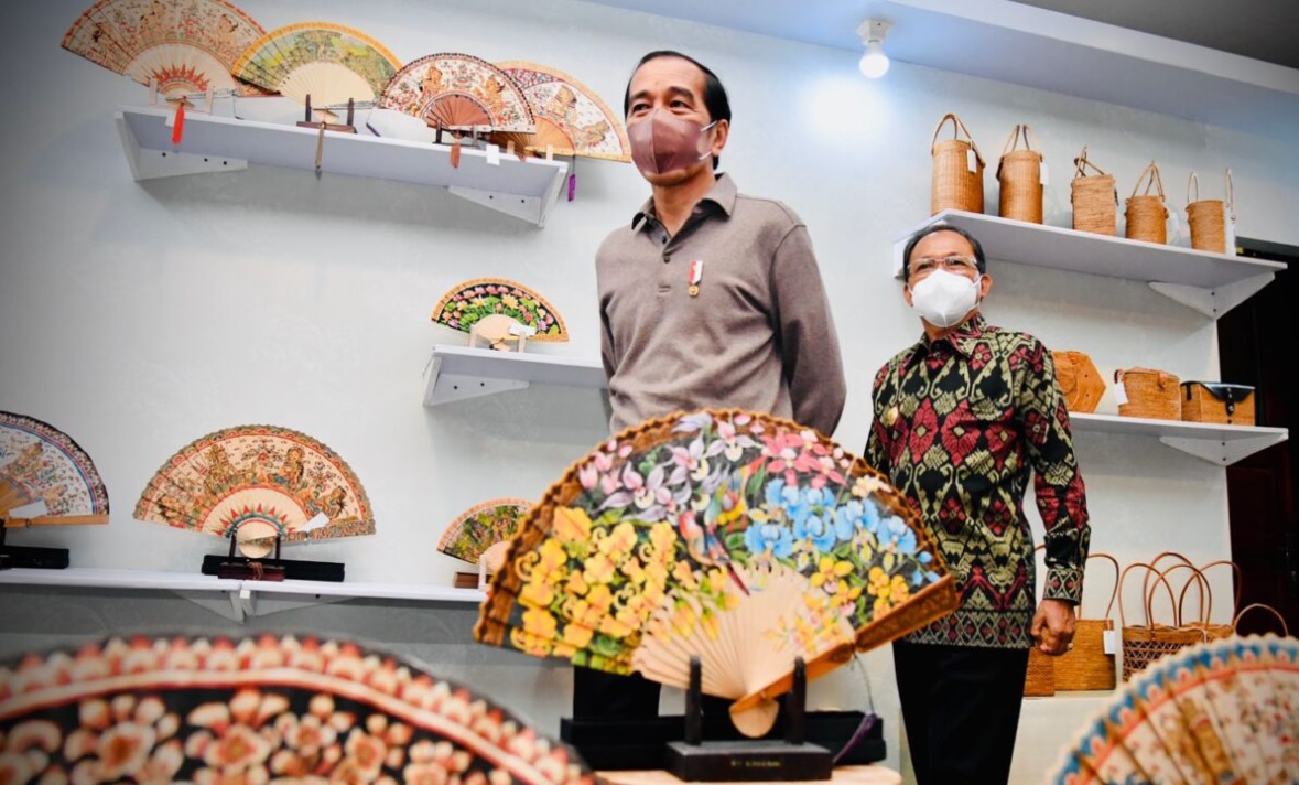 Presiden Joko Widodo meninjau Pameran IKM Bali Bangkit di Taman Werdhi Budaya Art Centre, Denpasar pada Senin, 27 Desember 2021.