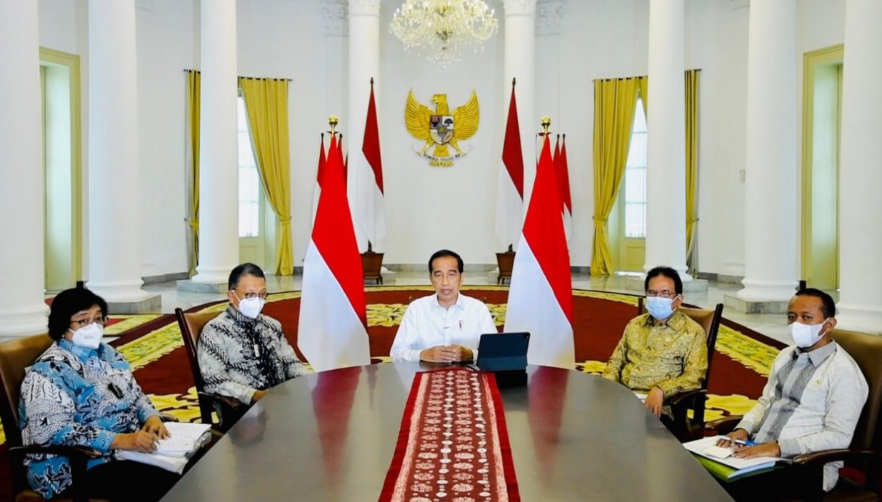 Presiden Joko Widodo memberikan keterangan pencabutan ribuan izin usaha tambang, kehutanan, dan HGU perkebunan di Istana Kepresidenan Bogor, pada Kamis, 6 Januari 2022. Foto: BPMI Setpres