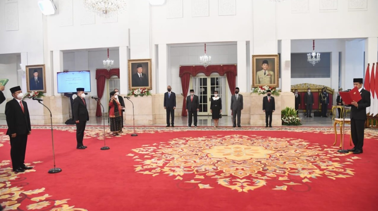 Presiden Joko Widodo melantik tiga duta besar luar biasa dan berkuasa penuh (dubes LBBP) untuk negara sahabat pada Rabu, 12 Januari 2022, di Istana Negara, Jakarta. Foto: BPMI Setpres/Rusman