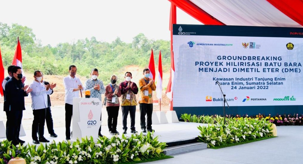 Presiden Joko Widodo melakukan groundbreaking proyek hilirisasi batu bara menjadi dimetil eter (DME) di Kabupaten Muara Enim, Sumatera Selatan, Senin, 24 Januari 2022. Foto: BPMI Setpres