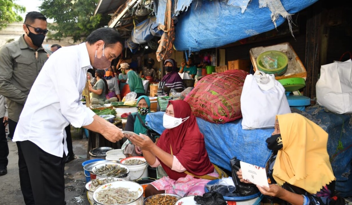 Presiden Joko Widodo membagikan sejumlah bantuan sosial (bansos) bagi para penerima manfaat dan pedagang di Pasar Kanoman, Kota Cirebon, Provinsi Jawa Barat, pada Rabu, 13 April 2022. Foto: BPMI Setpres/Rusman