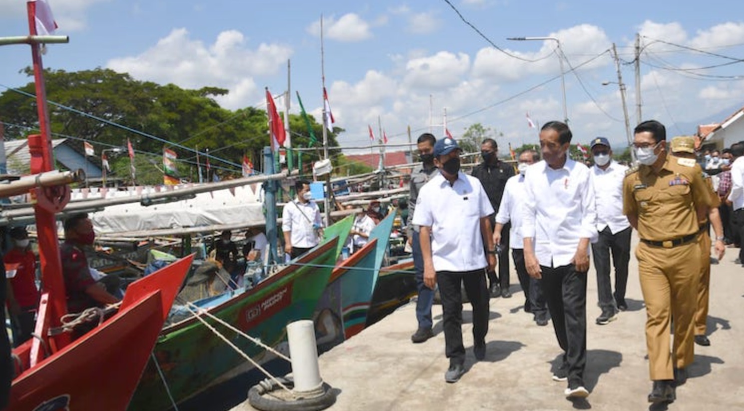Gubernur Jawa Barat Ridwan Kamil mendampingi Presiden Joko Widodo melakukan kunjungan kerja betemu dengan nelayan, di Pasar Ikan Selo Pengantin Desa Bandengan, Kecamatan Mundu, Kabupaten Cirebon, Rabu (13/04/2022). 