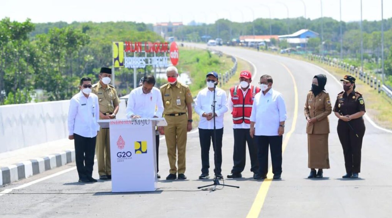 Presiden Joko Widodo meresmikan Jalan Lingkar Brebes-Tegal di Jembatan Kaligangsa, Kabupaten Brebes, pada Rabu, 13 April 2022. Foto: BPMI Setpres/Muchlis Jr.