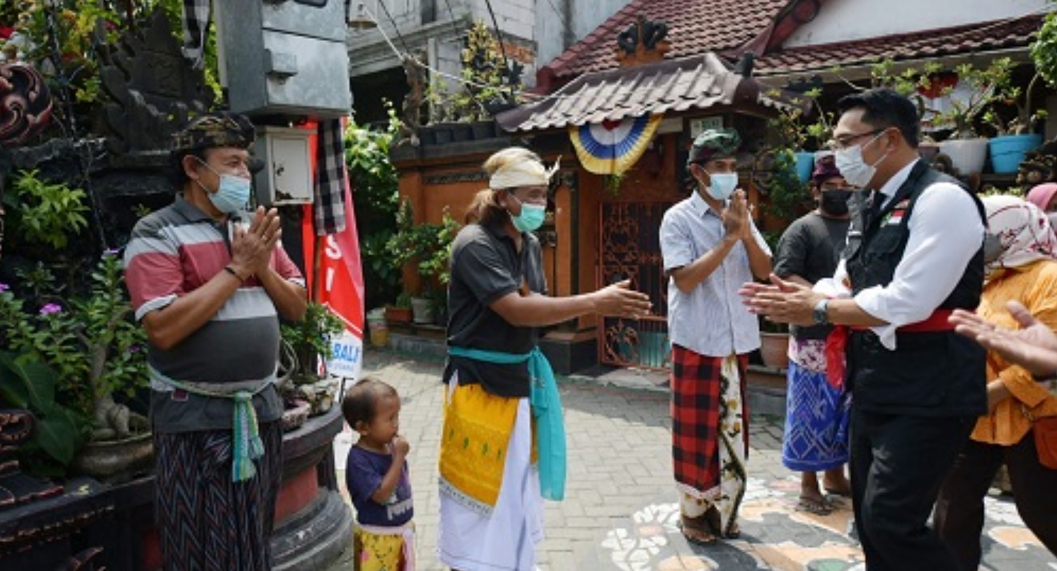 Gubernur Jawa Barat Ridwan Kamil saat meninjau indahnya toleransi yang ditunjukan warga Kelurahan Harapan Jaya Kecamatan Bekasi Utara, Kota Bekasi, Rabu (20/4/2022). 