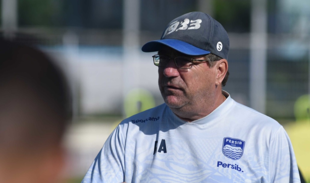 Pelatih PERSIB, Robert Alberts bertekad membuat timnya lebih tangguh dari sebelumnya. Karena itu, ia akan berusaha merekrut pemain terbaik dan siap mengarungi kompetisi musim depan, baik domestik maupun Asia.