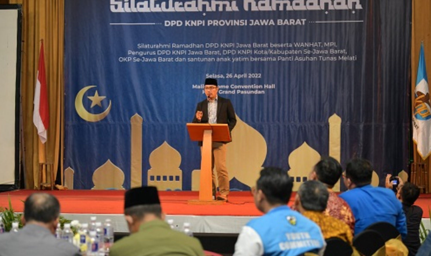 Gubernur Jawa Barat Ridwan Kamil saat menghadiri silaturahmi dengan Komite Nasional Pemuda Indonesia (KNPI) Jawa Barat di Hotel Grand Pasundan, Kota Bandung, Selasa (26/4/2022).