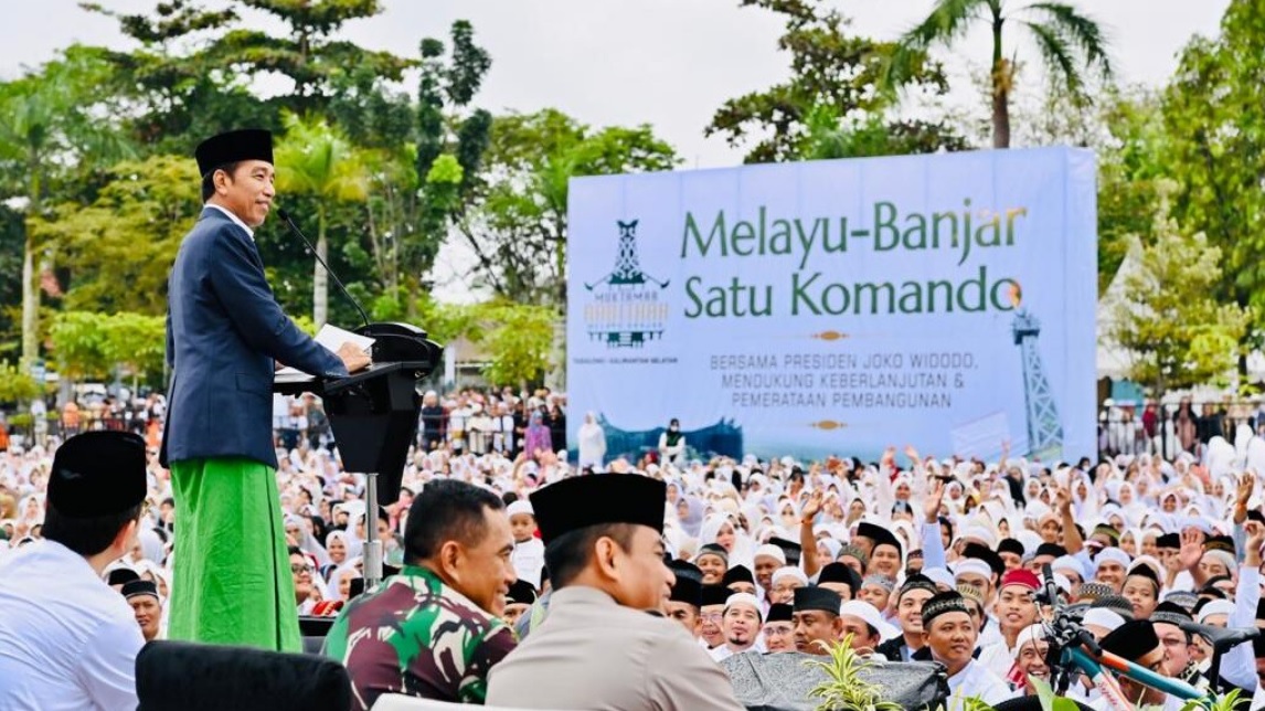Presiden Joko Widodo menghadiri acara Istigasah dan Doa Bersama Rabithah Melayu-Banjar yang digelar di Komplek Pendopo Bersinar Tabalong, Kabupaten Tabalong, Provinsi Kalimantan Selatan, pada Jumat, 17 Maret 2023. Foto: BPMI Setpres/Laily Rachev