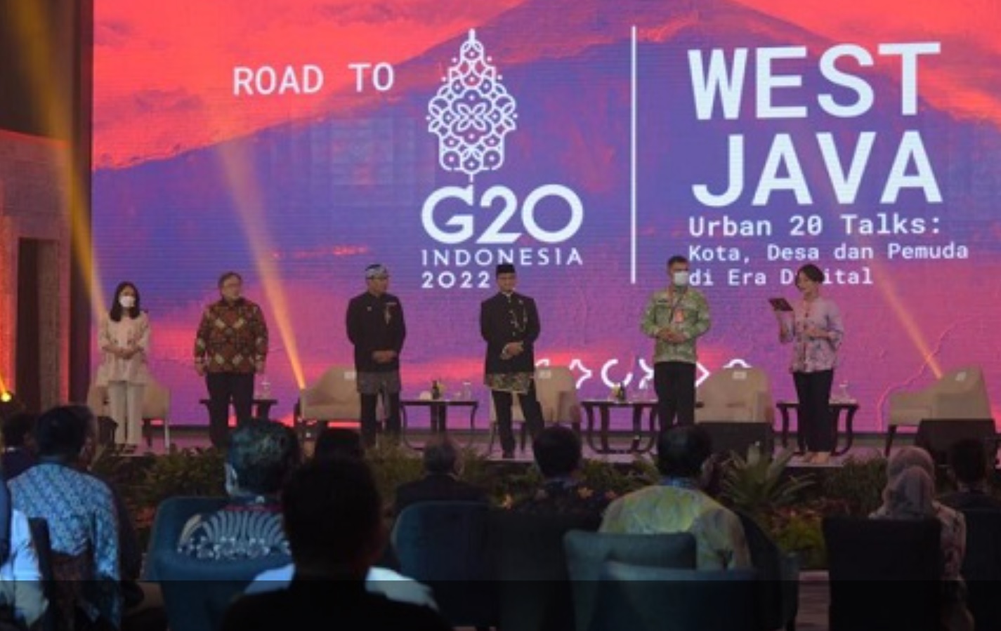 Gubernur saat menjadi pembicara dalam Acara "West Java Urban 20 Talks: Kota, Desa dan Pemuda di Era Digital" di Hotel Pullman, Kota Bandung, Kamis (24/02/2022). 