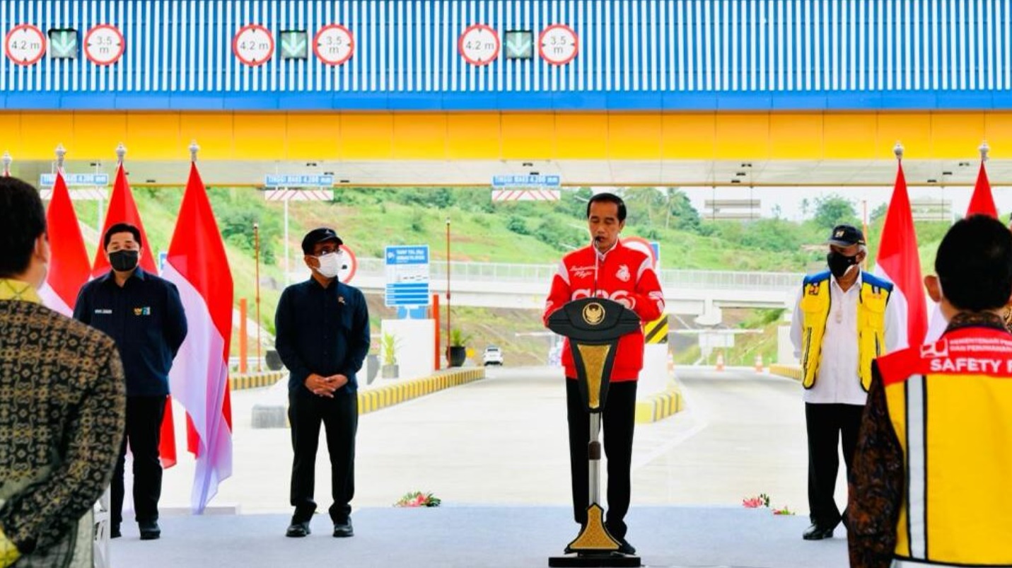 Presiden Joko Widodo meresmikan Jalan Tol Manado-Bitung seksi Danowudu-Bitung sepanjang 13,5 kilometer dalam kunjungan kerjanya ke Provinsi Sulawesi Utara, pada Jumat, 25 Februari 2022.