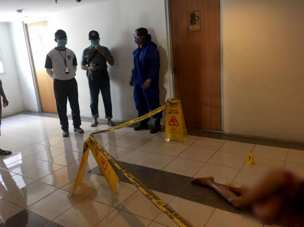Ika Puspitas Sari (36) ditemukan tewas di depan lift Apartemen. ( foto: jim/hmp)