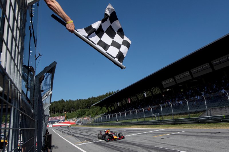 Pebalap Red Bull Max Verstappen memasuki finis Formula 1- Austrian Grand Prix-Red Bull Ring, Spielberg, Austria, 30 Juni 2019. ANTARA/Christian Bruna/Pool via REUTERS

