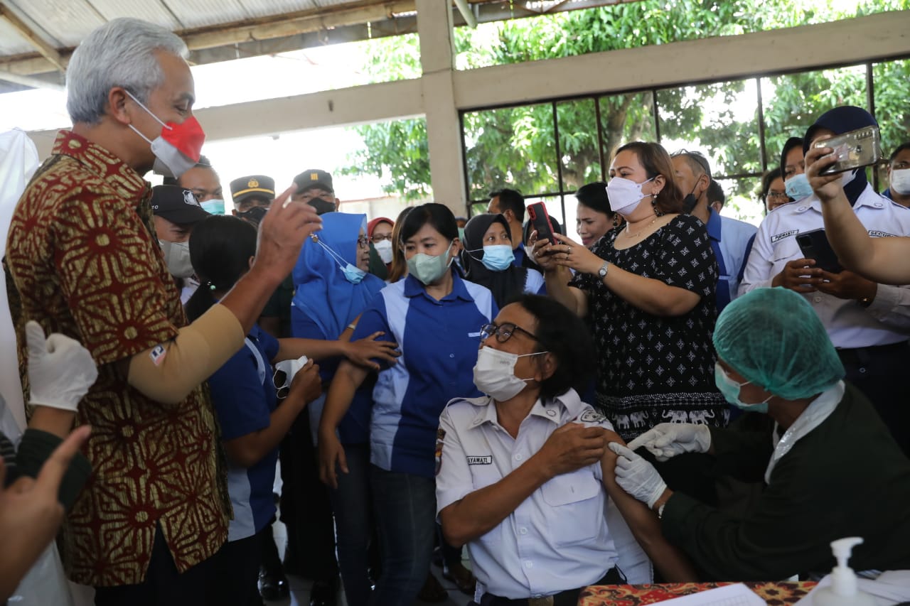 Ganjar saat meninjau vaksinasi booster untuk karyawan PT Batik Arjuna Cemerlang, Sukoharjo, Kamis (30/6/2022).


