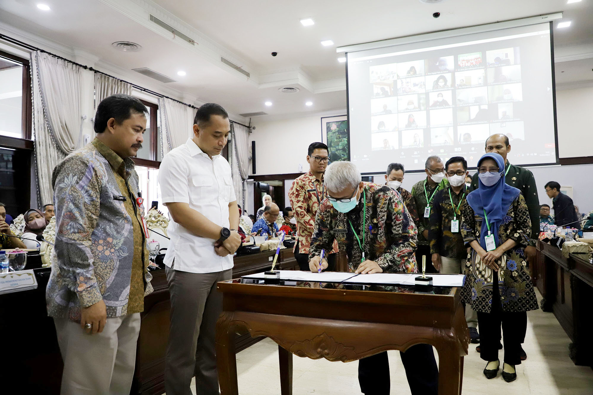 Surabaya Terima Sertifikat ODF, Wali Kota Eri Targetkan 5 Pilar STBM Tercapai pada Desember 2023