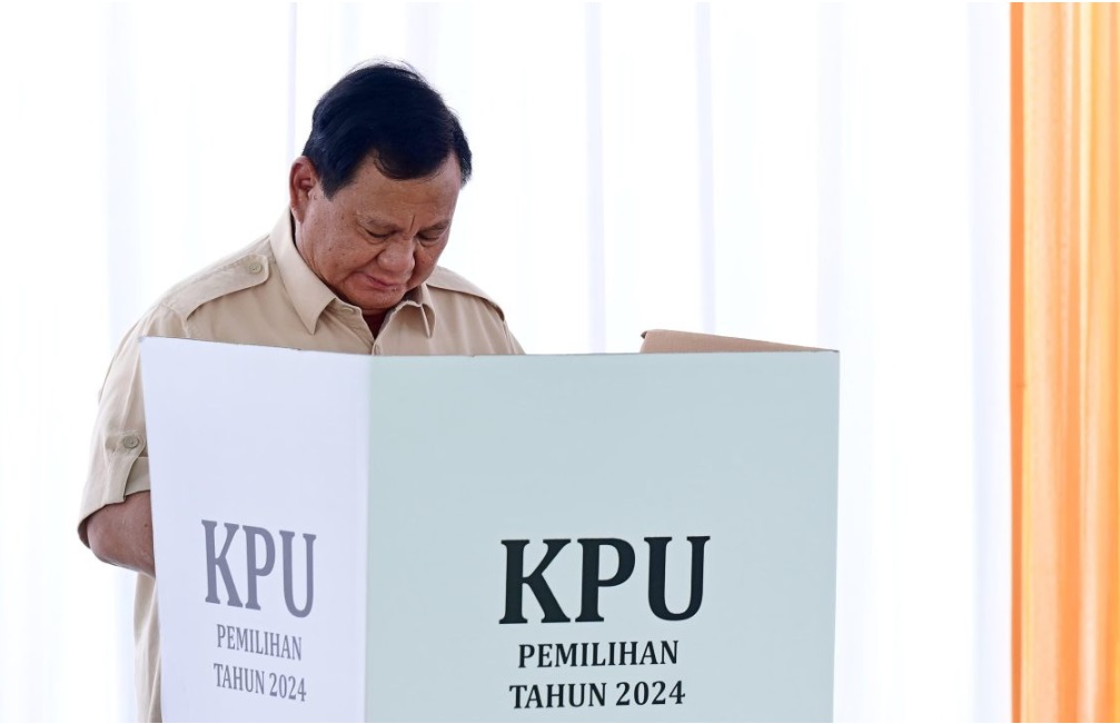 Presiden Republik Indonesia, Prabowo Subianto, menggunakan hak pilihnya dalam Pemilihan Kepala Daerah (Pilkada) 2024. Kepala Negara mencoblos di TPS 008, Desa Bojongkoneng, Kabupaten Bogor, Jawa Barat, pada Rabu, 27 November 2024. Foto: BPMI Setpres/Muchl