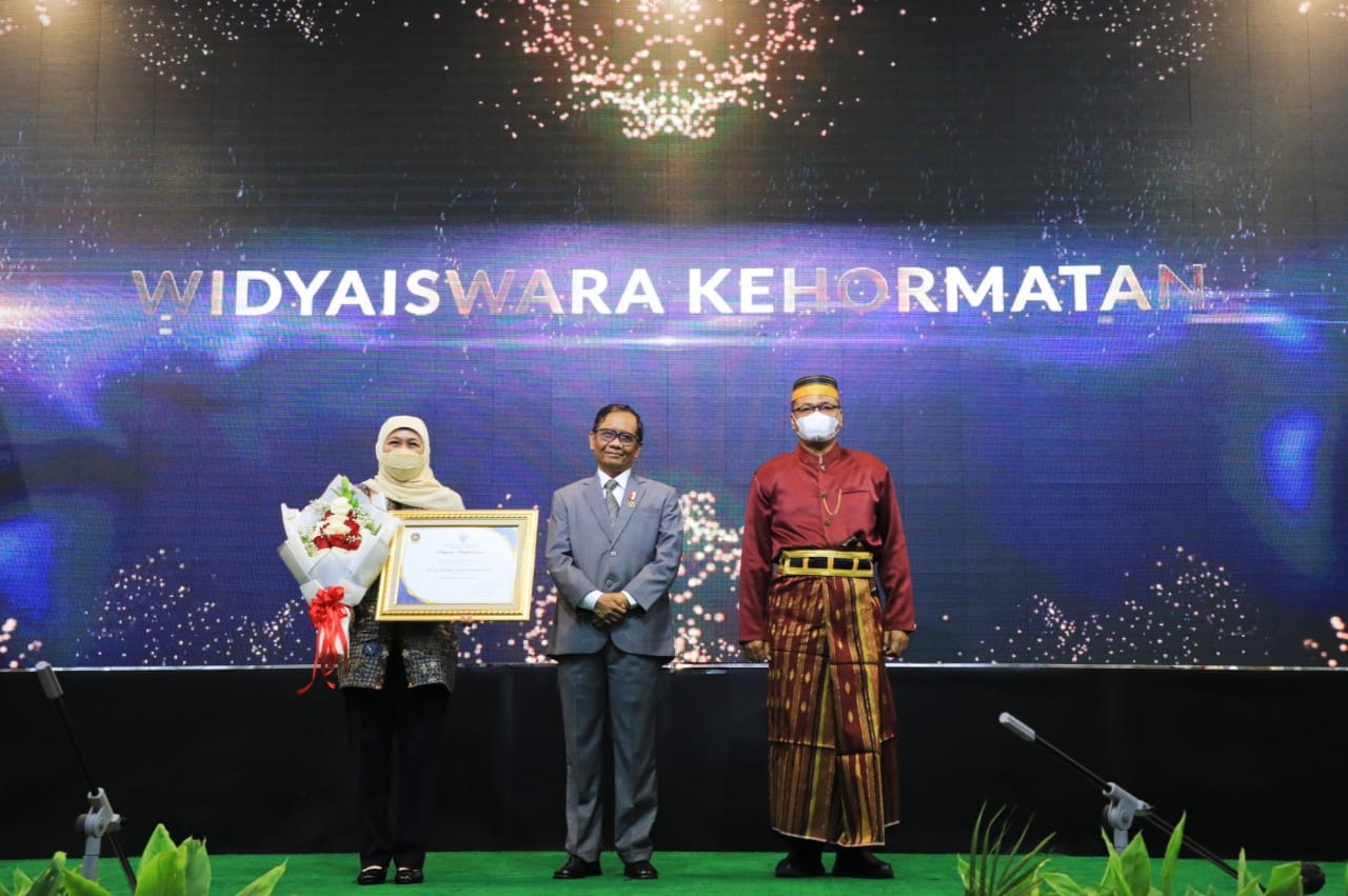 Gubernur Jatim Khofifah Indar Parawansa saat menerima penghargaan yang diserahkan olehPlt Menteri Pendayagunaan Aparatur Negara dan Reformasi Birokrasi (PAN RB) Prof Mahfud MD dan Kepala LAN RI Adi Suryanto kepada Gubernur Khofifah Selasa (9/8) di Jakarta