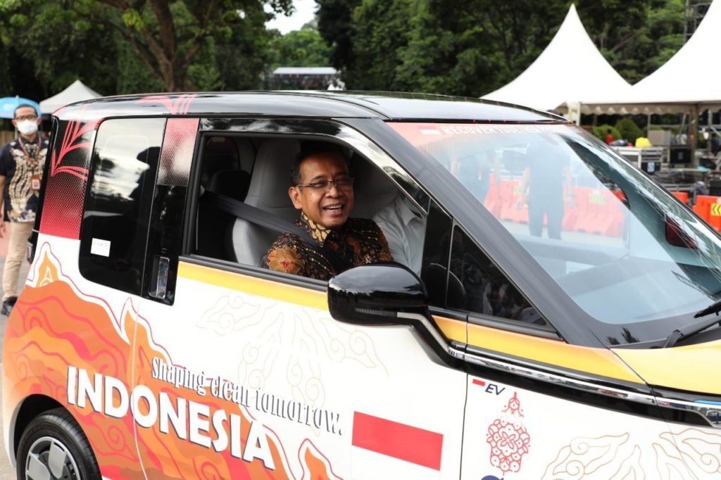 Menteri Sekretaris Negara (Mensesneg) Pratikno secara simbolis menerima 300 mobil listrik dari Wuling Motors, di Plaza Bung Karno, Parkir Selatan Gelora Bung Karno, Jakarta, Rabu (26/10/2022). 