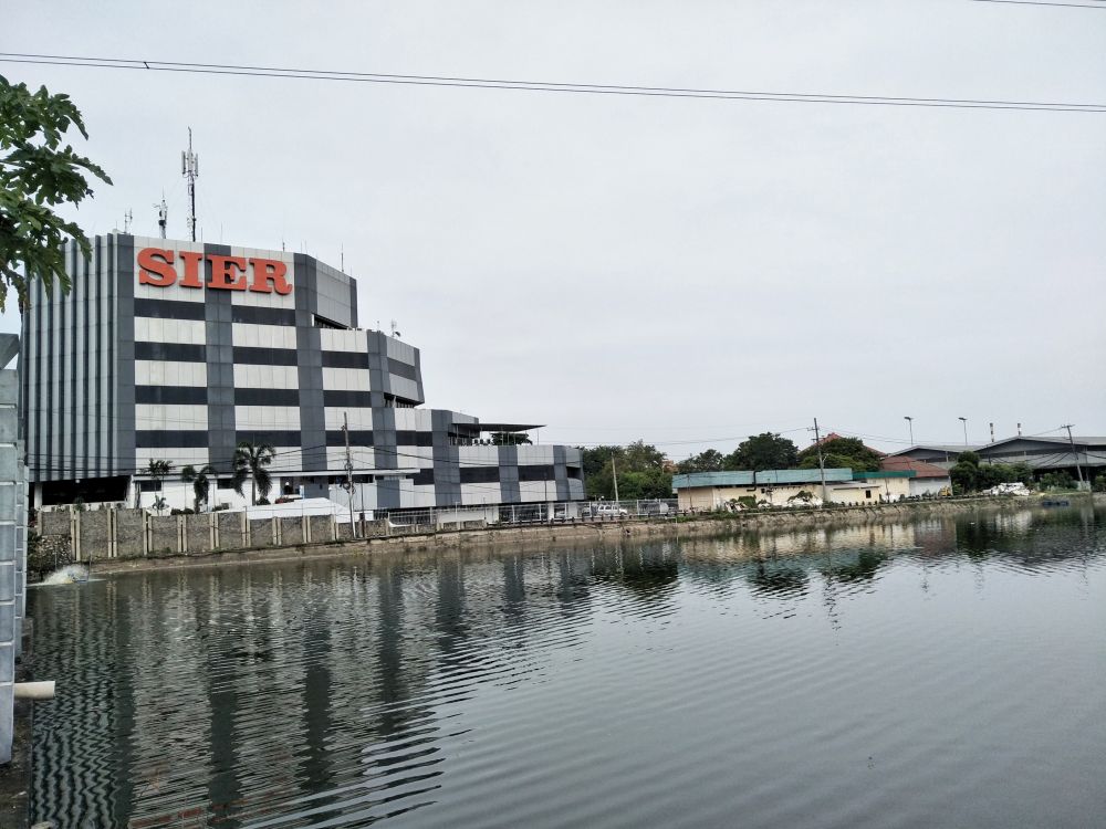 Air Waduk SIER di Rungkut Surabaya yang diduga tercemar limbah pabrik.