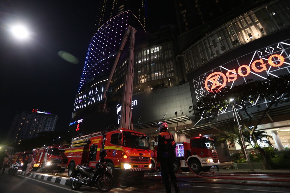 Tunjungan Plaza (TP) Mal terbakar hebat pada pukul 17.37 WIB, Rabu (13/4/2022). 
Diduga berasal dari lantai 5, di tempat makan. Kemudian merambat ke atas lantai 12.