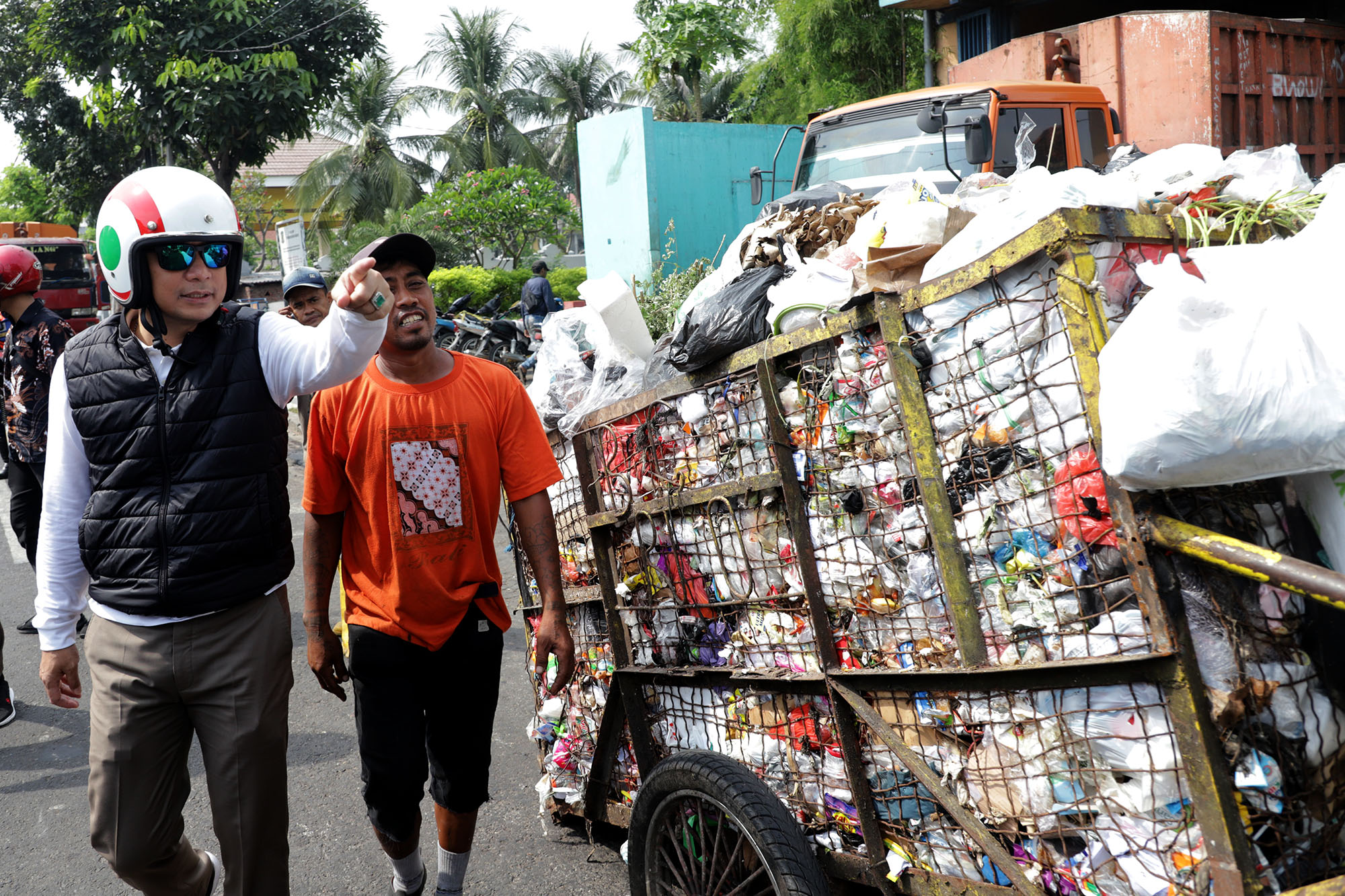 Pemerintah Kota (Pemkot) Surabaya melalui Dinas Lingkungan Hidup (DLH) menyiapkan petugas checklist untuk monitoring volume sampah dan gerobak di Tempat Pembuangan Sampah (TPS).