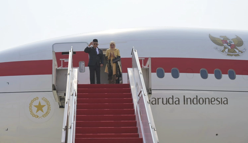 Wapres Ma’ruf Amin dan Ibu Wury Ma’ruf Amin bertolak menuju RRT, Kamis (14/09/2023), dari Bandara Soetta, Tangerang, Banten. (Foto: BPMI Setwapres)