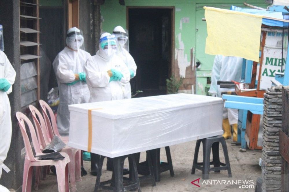Tim Khusus Pemulasaran Jenazah Direktorat Samapta (Ditsamapta) Polda Metro Jaya bantu proses pemulasaran dan pemakaman jenazah yang meninggal dunia karena terpapar virus COVID-19 di Jakarta. (ANTARA/Polda Metro Jaya)