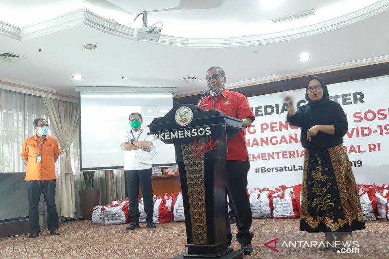 ekjen Kemensos Hartono Laras (baju merah) dalam konferensi pers di Jakarta, Kamis (28/5/2020) (ANTARA/Prisca Triferna)