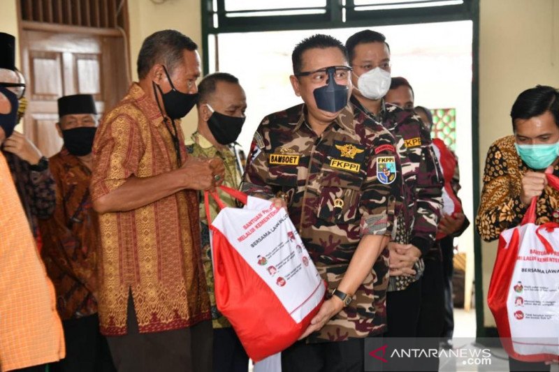 Ketua MPR RI Bambang Soesatyo menyerahkan 1.500 paket sembako Bantuan Presiden (Banpres) kepada para keluarga veteran dan warakawuri pejuang Operasi Seroja Timor-Timur, di komplek Seroja, Bekasi Utara, Selasa. (Istimewa)