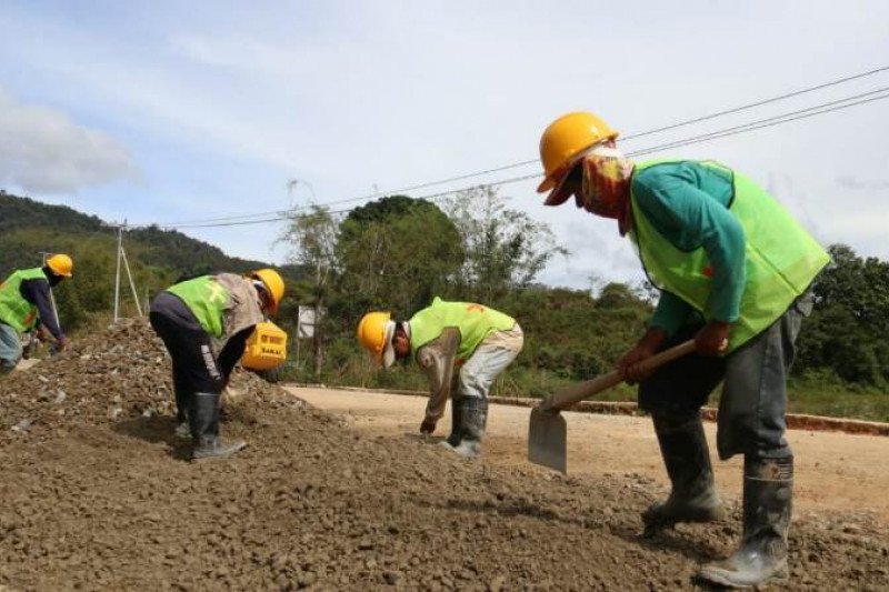 Sejumlah pekerja proyek terlihat sedang beraktivitas di lokasi pembangunan jalan. Dokumentasi Kementerian PUPR


