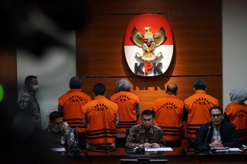 Wakil Ketua KPK Nawawi Pomolango (tengah) dalam konferensi pers di Gedung KPK, Jakarta, Jumat (3-7-2020) malam. ANTARA/HO-Humas KPK

