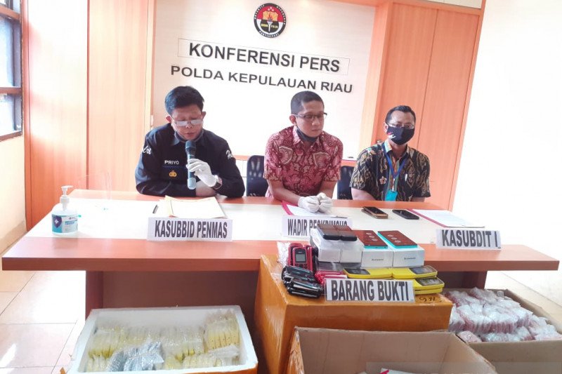 Kasubbid Penmas Bidhumas Polda kepri AKBP Priyo Prayitno memberikan penjelasan terkait kasus ponsel pasar gelap di Batam, Kepulauan Riau, Jumat (10/7) .(ANTARA/Naim)

