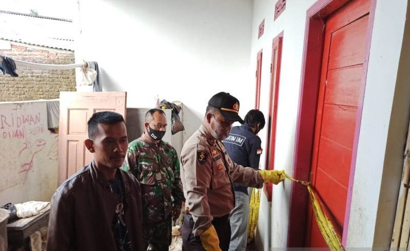 Polisi melaukan olah tempat kejadian perkara kasus pembunuhan suami terhadap istrinya di Kecamatan Banyuresmi, Kabupaten Garut, Jawa Barat, Rabu (22/7/2020). (ANTARA/HO-Polres Garut)
