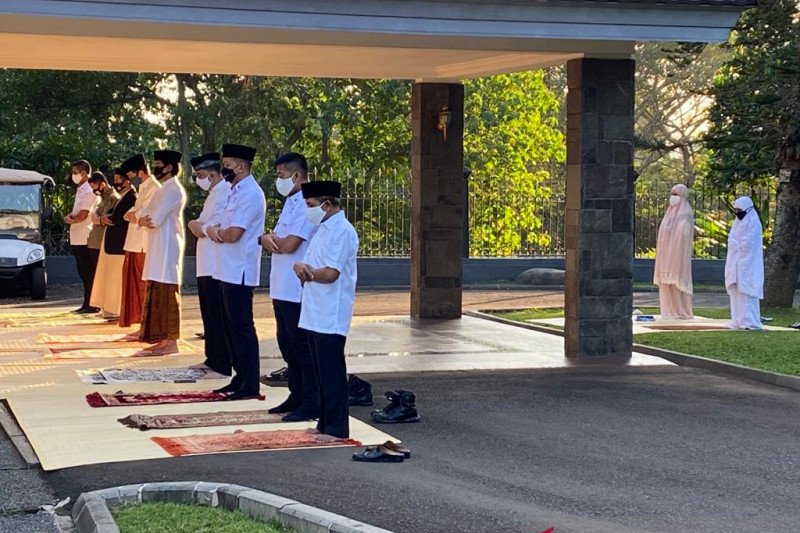 Presiden Joko Widodo, Ibu Negara Iriana Jokowi, dan putra bungsu mereka, Kaesang Pangarep Shalat Idul Adha 1441 Hijriah di halaman depan Wisma Bayurini, kompleks Istana Kepresidenan Bogor pada Jumat pagi (31/7/2020). (ANTARA/HO-Biro Pers Sekretariat Presi