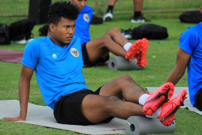 Bek timnas U-19 Indonesia Amiruddin Bagas berlatih bersama rekan-rekannya di Sveti Martin na Muri, Kroasia, Minggu (30/8). Kegiatan itu menjadi bagian dari pemusatan latihan (TC) timnas U-19 di Kroasia sebagai persiapan menuju Piala Asia U-19 2020 di Uzbe