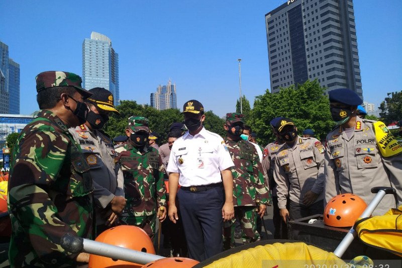 Gubernur DKI Jakarta Anies Baswedan (tengah) hadiri apel siaga banjir bersama Polda Metro Jaya dan Kodam Jaya yang digelar di Mako Polda Metro Jaya. ANTARA/HO-Polda Metro Jaya