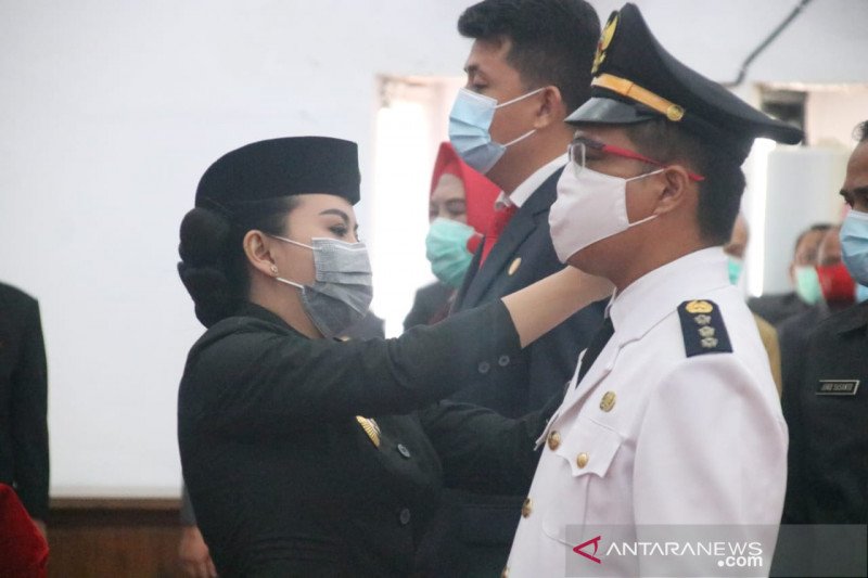 Bupati Landak Karolin Margret Natasa mencopot jabatan salah satu camat yang ada di kabupaten itu karena terbukti melanggar protokol kesehatan COVID-19. ANTARA/HO-Humas Pemkab Landak
