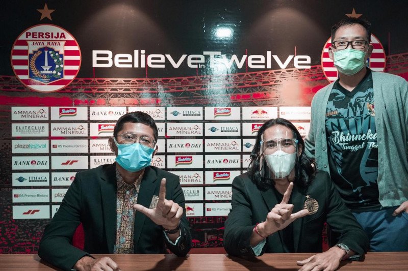 Bek tengah Persija Jakarta Ryuji Utomo (tengah), Presiden klub Persija Mohamad Prapanca (kiri) dan agen Ryuji Gabriel Budi (kanan) berfoto di Kantor Persija, Jakarta, Selasa (1/12), setelah mengumumkan peminjaman Ryuji ke klub Malaysia Penang FC. (ANTARA/