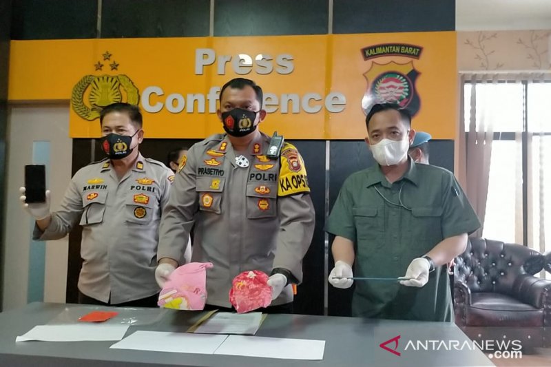 Konferensi pers pengungkapan kasus dugaan kekerasan yang telah mengakibatkan tewasnya seorang bocah perempuan berusia 7 tahun yang terjadi di Kelurahan Sijangkung, Kecamatan Singkawang Selatan, Jumat (Rudi)