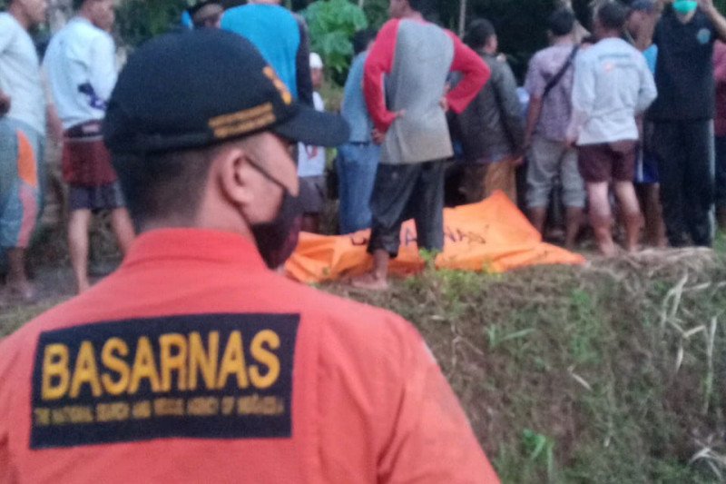 
Tim SAR melakukan evakuasi enam orang penambang emas ilegal di Desa Citorek Sabrang, Kabupaten Lebak, akibat tanah longsor setelah dilanda hujan lebat, Sabtu (5/12).(Poto Dok Basarnas)
