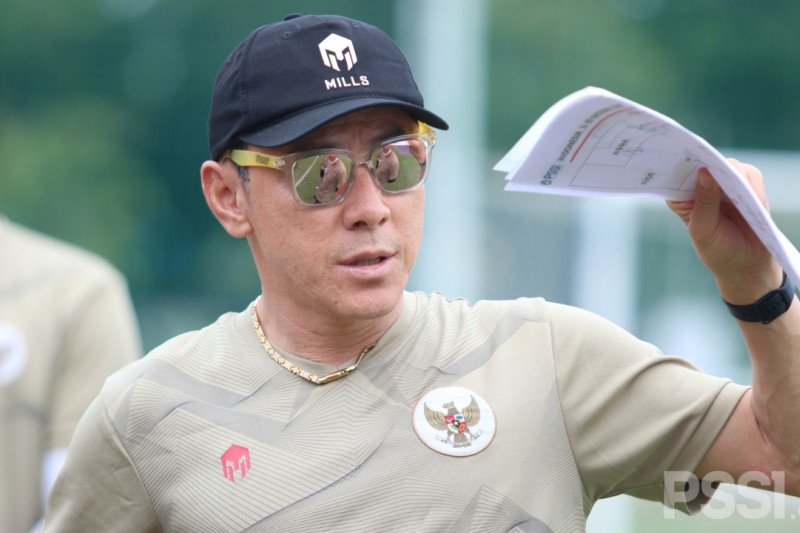 Pelatih tim nasional U-19 Indonesia Shin Tae-yong memimpin latihan skuatnya di Lapangan D Gelora Bung Karno, Jakarta, Sabtu (12/12/2020). Kegiatan itu bagian dari pemusatan latihan (TC) yang digelar di Jakarta mulai 13 November 2020 sebagai persiapan menu