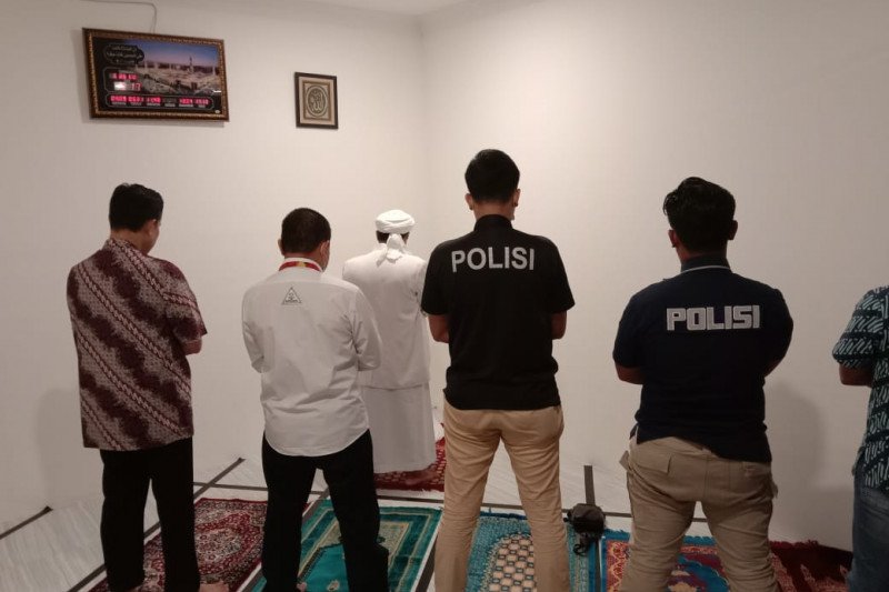 Rizieq Shihab menjadi imam shalat magrib berjamaah dengan makmum penyidik Subdit Kamneg Ditreskrimum Polda Metro Jaya dan kuasa hukum Rizieq. (ANTARA/ HO-Polri)