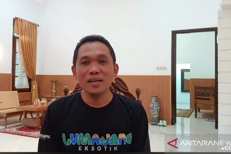 Tangkapan layar video Bupati Lumajang, Jatim yang menyampaikan kondisi kesehatannya setelah terpapar pasien COVID-19 dan mulai menjalani isolasi mandiri pada Rabu (16/12/2020). (FOTO ANTARA/ HO - Dok pribadi Bupati Lumajang)

