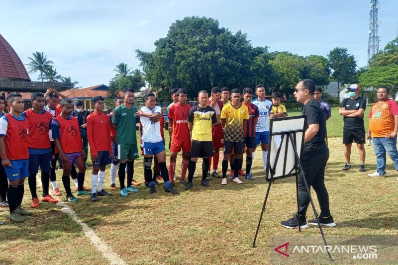 Pelatih Kepala Tim sepak bola NTT untuk PON XX Papua RIcky Nelson sedang memberikan instruksi kepada para pemain yang memgikuti seleksi di Kabupaten TImor Tengah Selatan (TTS). ANTARA/HO/Asprov PSSI NTT
