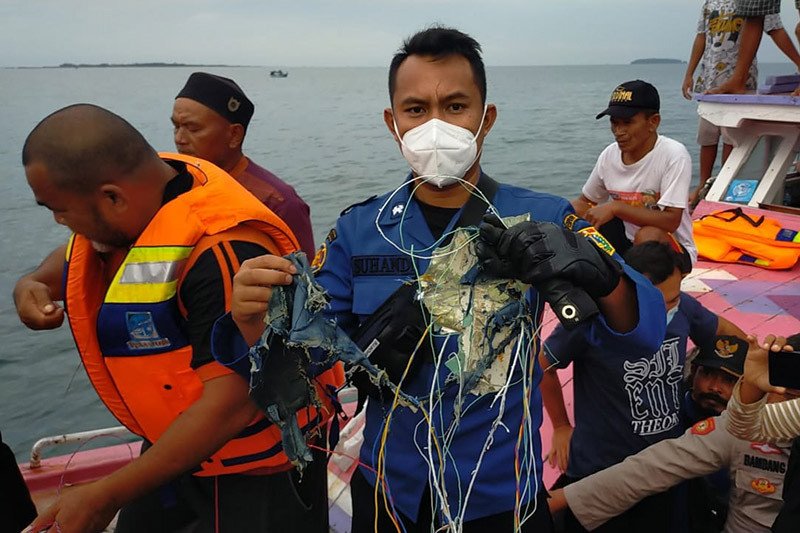 Petugas gabungan mengevakuasi serpihan diduga milik pesawat Sriwijaya Air SJY 182 di Pulau Laki, Kepulauan Seribu, Sabtu (9/1/2021). ANTARA/HO-Aspri.