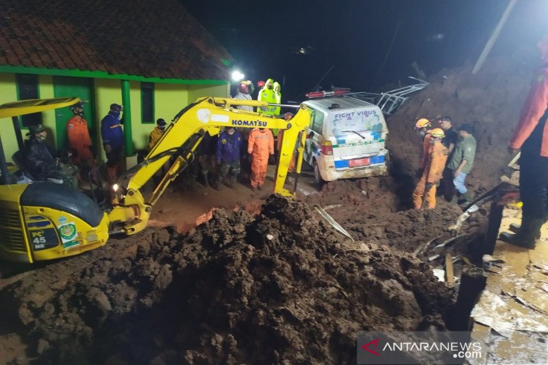 Petugas SAR melakukan proses pencarian korban longsor di Desa Cihanjuang, Kecamatan Cimanggung, Kabupaten Sumedang. (ANTARA/Bagus Ahmad Rizaldi)


