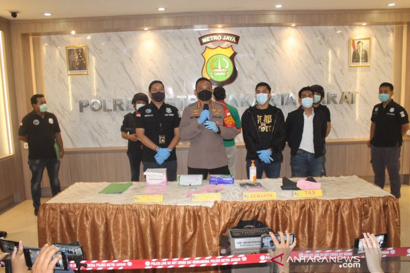 Konferensi pers terkait kepemilikan narkotika dan senjata api ilegal milik suami penyanyi Nindy Ayunda, Askoro P Harsono di Mapolres Metro Jakarta Barat, Selasa (12/1/2021). (Antara/HO-Polres Metro Jakarta Barat)

