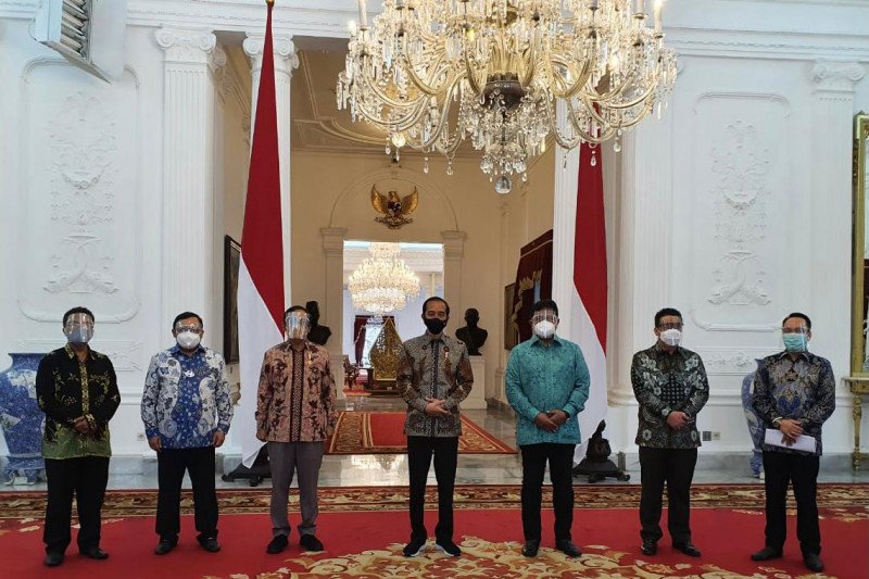 Presiden Joko Widodo bertemu dengan jajaran Presidium Majelis Nasional Korps Alumni Himpunan Mahasiswa Islam (KAHMI) di Istana Negara Jakarta pada Selasa (12/1)