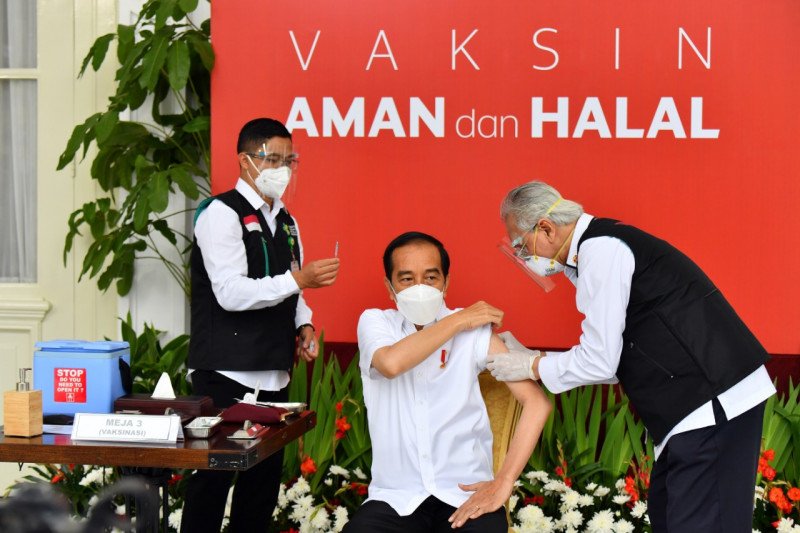 Presiden Jokowi menjalani vaksinasi COVID-19 di Istana Merdeka Jakarta pada Rabu (13/1) (Agus Suparto)
